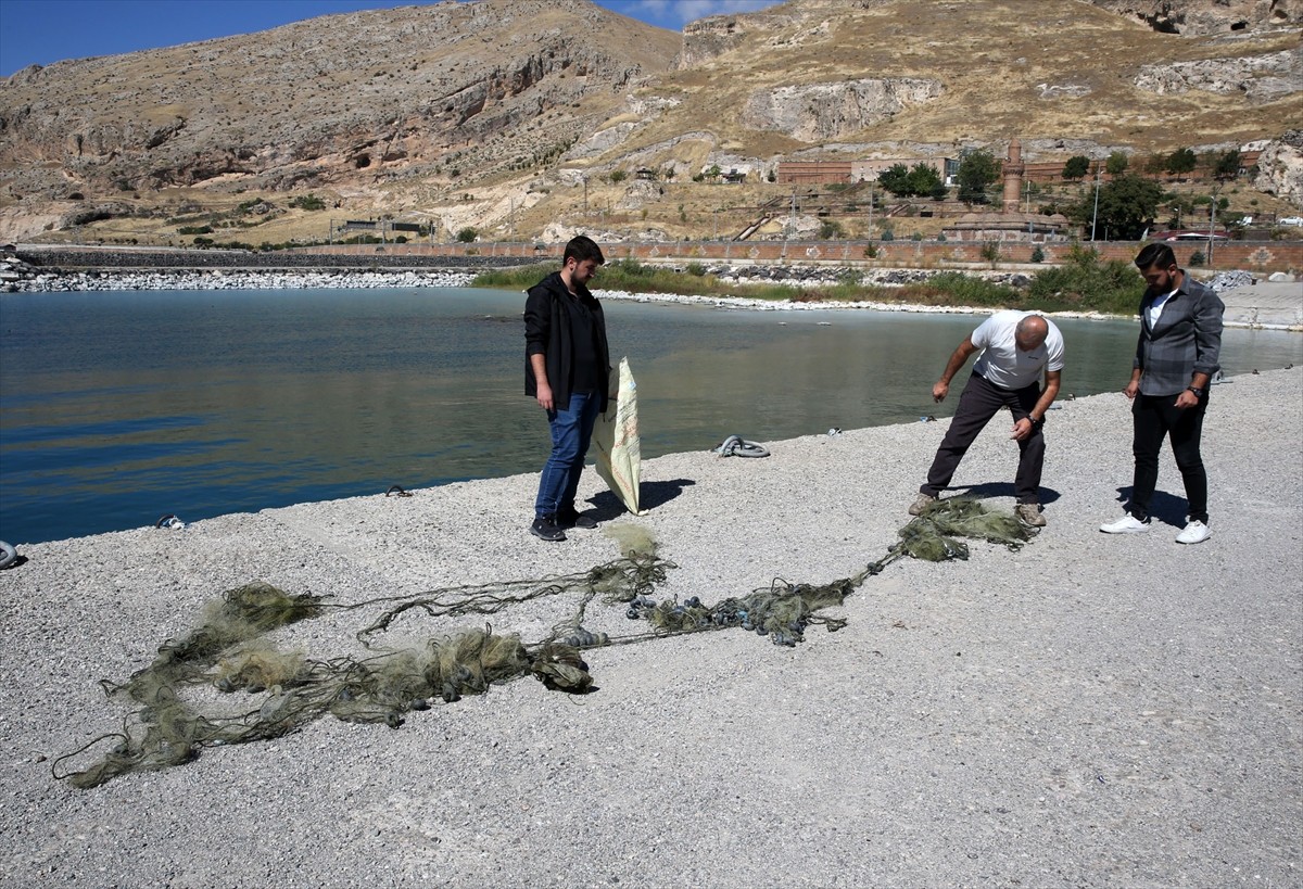 Bitlis'in Adilcevaz ilçesinde Van Gölü'ne dalış yapan dalgıçlar, mikrobiyalitlere (mercan) dolanan...