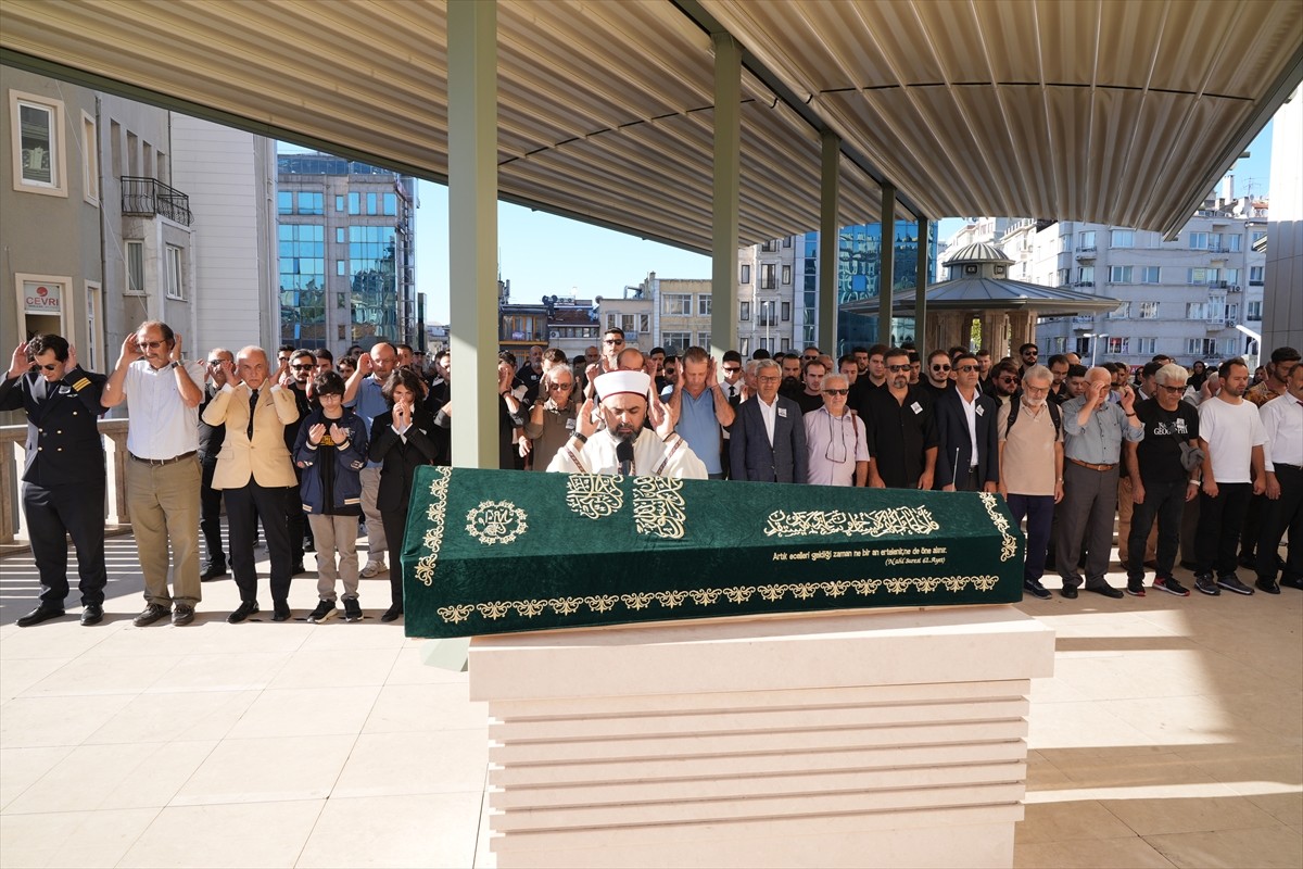 Bursa'da eğitim uçağının düşmesi sonucu hayatını kaybeden pilotlardan Ünal Aster, İstanbul'da son...