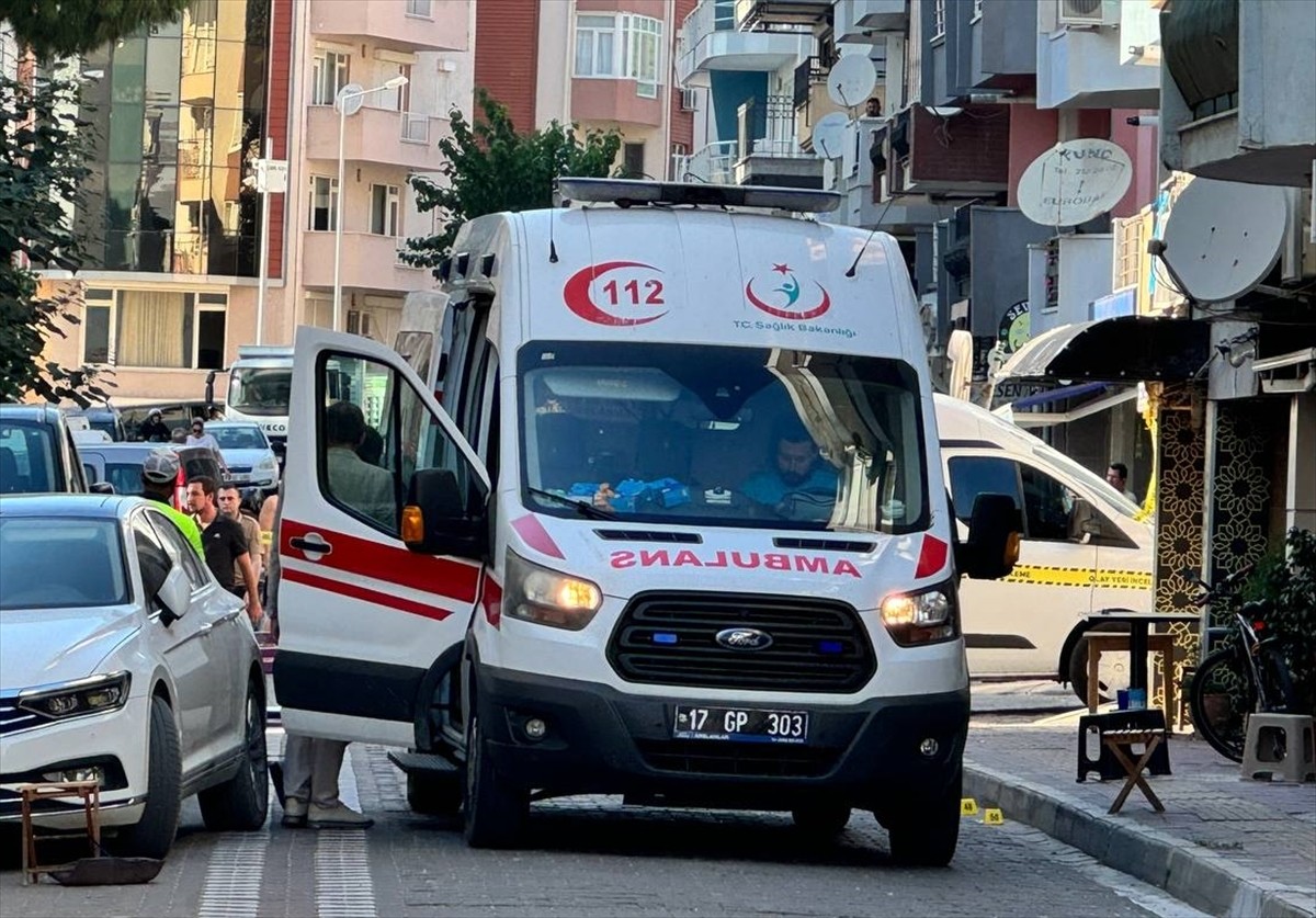 Çanakkale'de aralarında husumet bulunan iki grubun karıştığı silahlı ve bıçaklı kavgada 6 kişi...