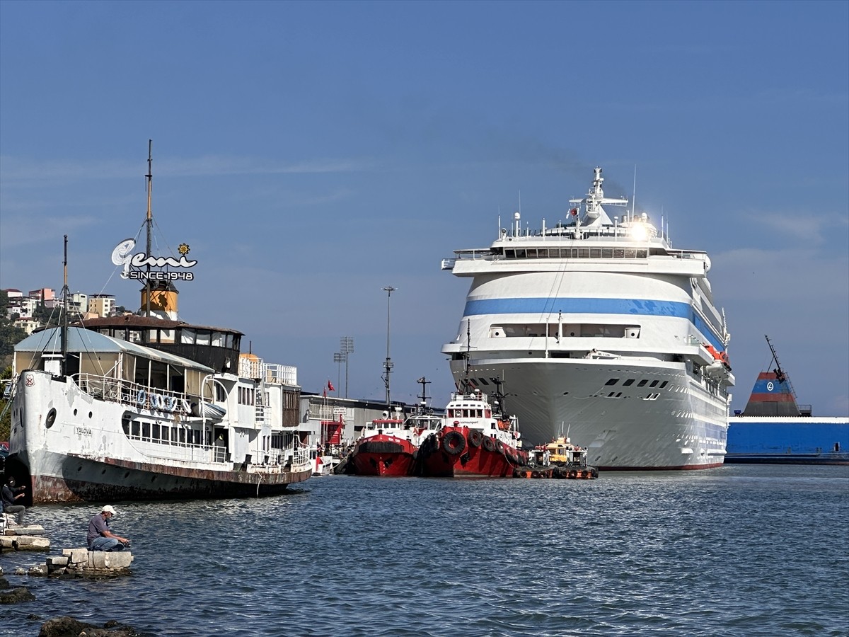 Çoğunluğu Rus turistlerin bulunduğu Panama bandıralı "Astoria Grande" kruvaziyeri, Samsun'a...