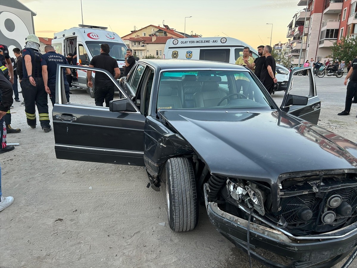  Isparta'da iki otomobilin çarpışması sonucu 5 kişi yaralandı.