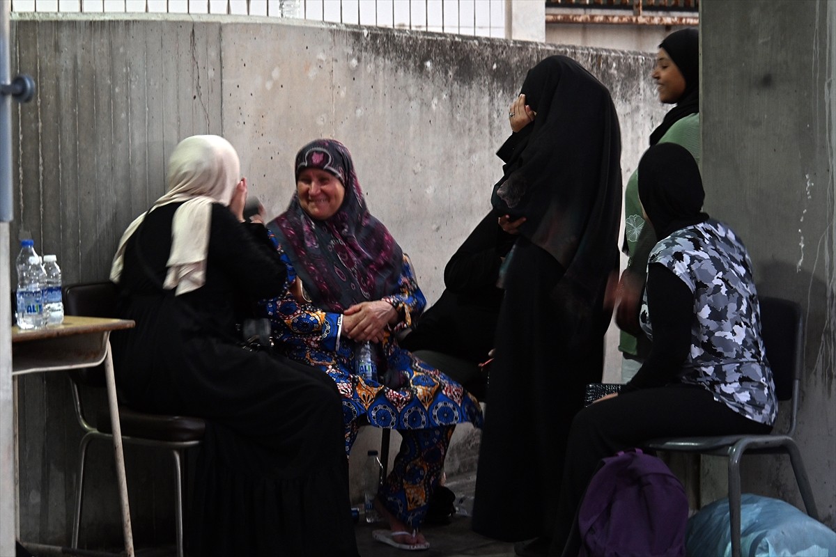 İsrail'in Lübnan'a yönelik yoğun hava saldırıları nedeniyle güneyden başkent Beyrut'a göç ederek...