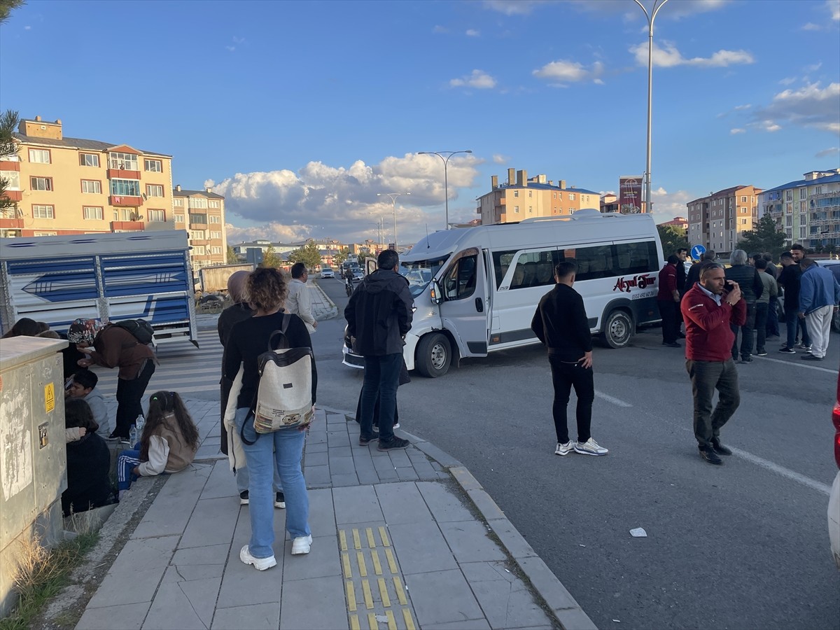 Kars'ta öğrenci servisi ile otomobilin çarpışmasıyla meydana gelen kazada 4'ü öğrenci 6 kişi...