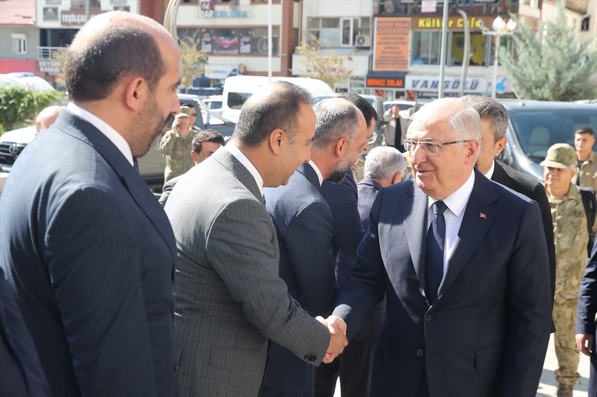 Milli Savunma Bakanı Yaşar Güler, çeşitli temaslarda bulunmak üzere Hakkari'ye geldi. Bakan Güler...