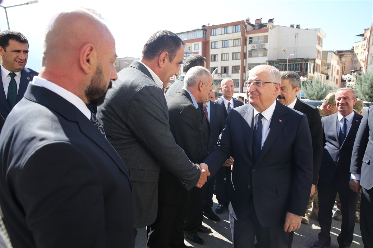 Milli Savunma Bakanı Yaşar Güler, çeşitli temaslarda bulunmak üzere Hakkari'ye geldi. Bakan Güler...