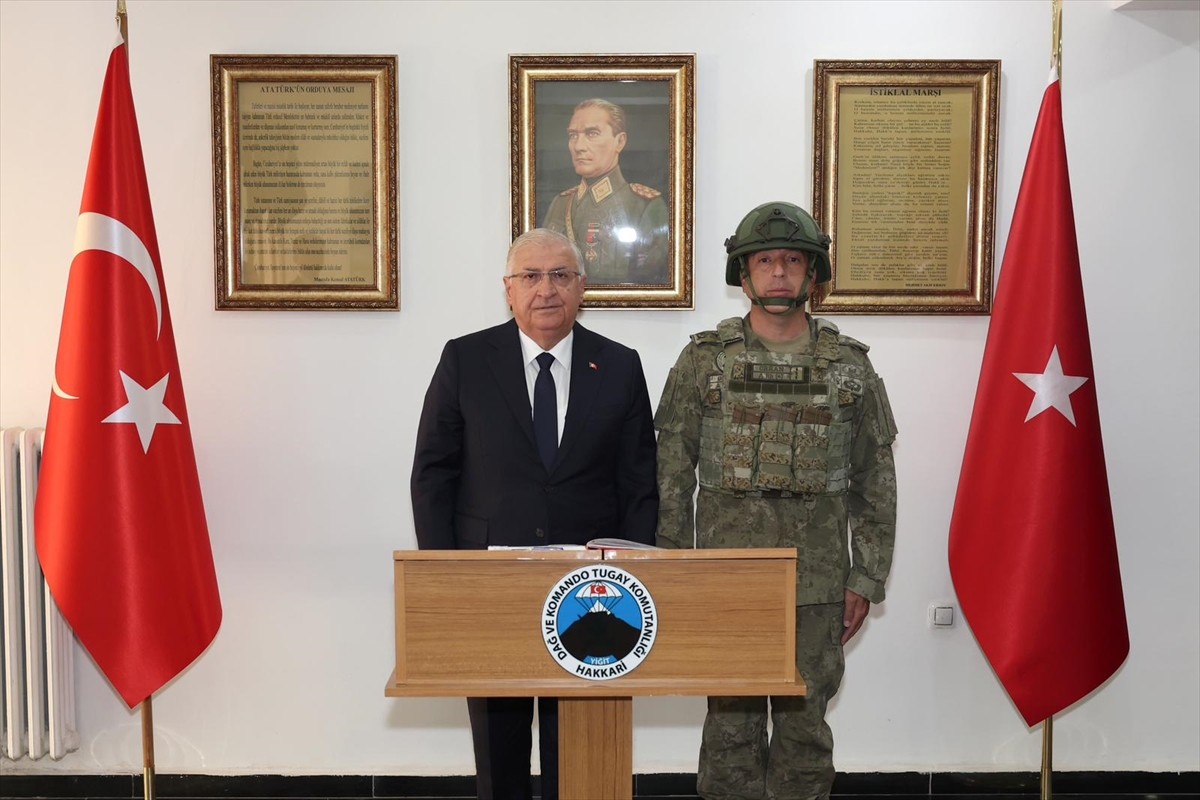 Milli Savunma Bakanı Yaşar Güler, Hakkari'de Dağ ve Komando Tugay Komutanlığında gerçekleştirdiği...