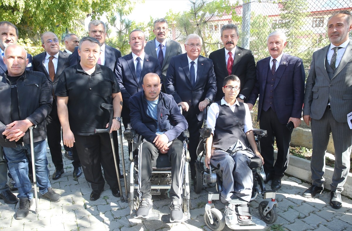 Milli Savunma Bakanı Yaşar Güler, Hakkari'de ziyaretlerde bulundu, gençlerle bir araya geldi....