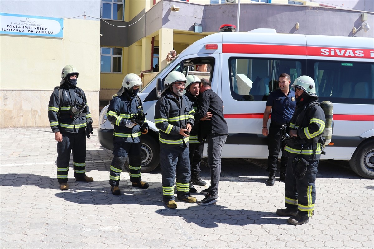 Sivas'ta bir okulun öğrencileri, yangın ihbarı yapılarak okula çağırılan itfaiyecileri alkışlarla...