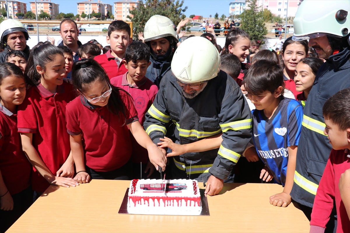 Sivas'ta bir okulun öğrencileri, yangın ihbarı yapılarak okula çağırılan itfaiyecileri alkışlarla...