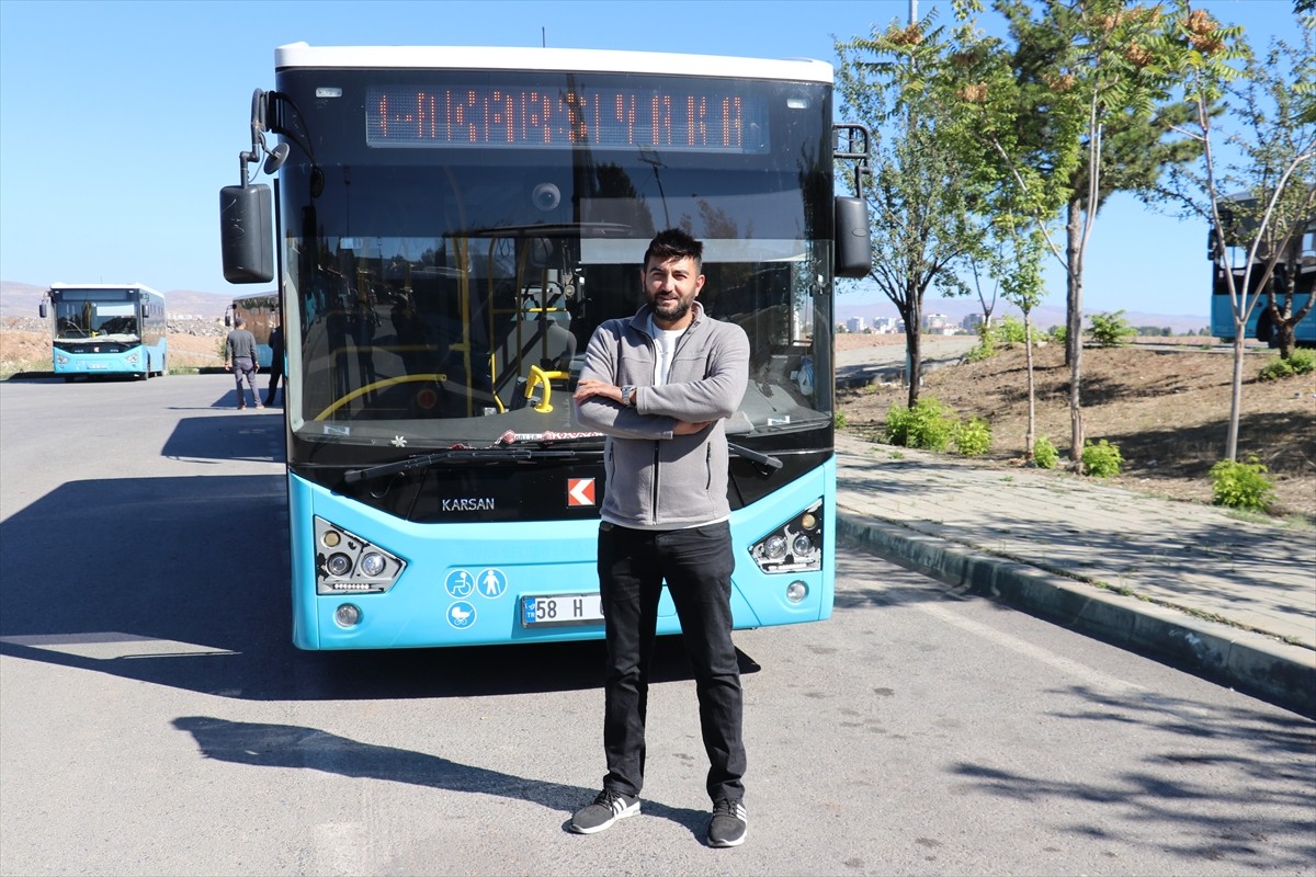 Sivas'ta halk otobüsü şoförünün rahatsızlanan bir yolcuyu otobüsle hastaneye yetiştirmesi araç içi...