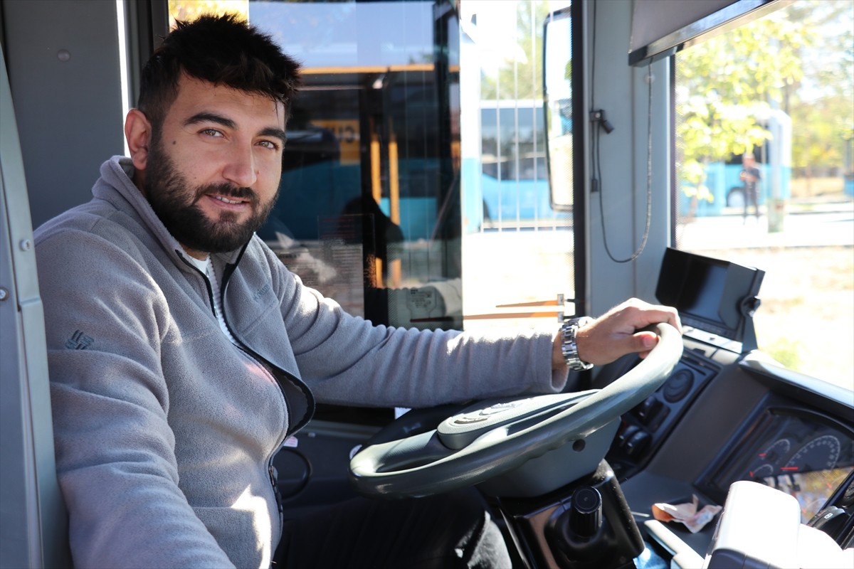 Sivas'ta halk otobüsü şoförünün rahatsızlanan bir yolcuyu otobüsle hastaneye yetiştirmesi araç içi...