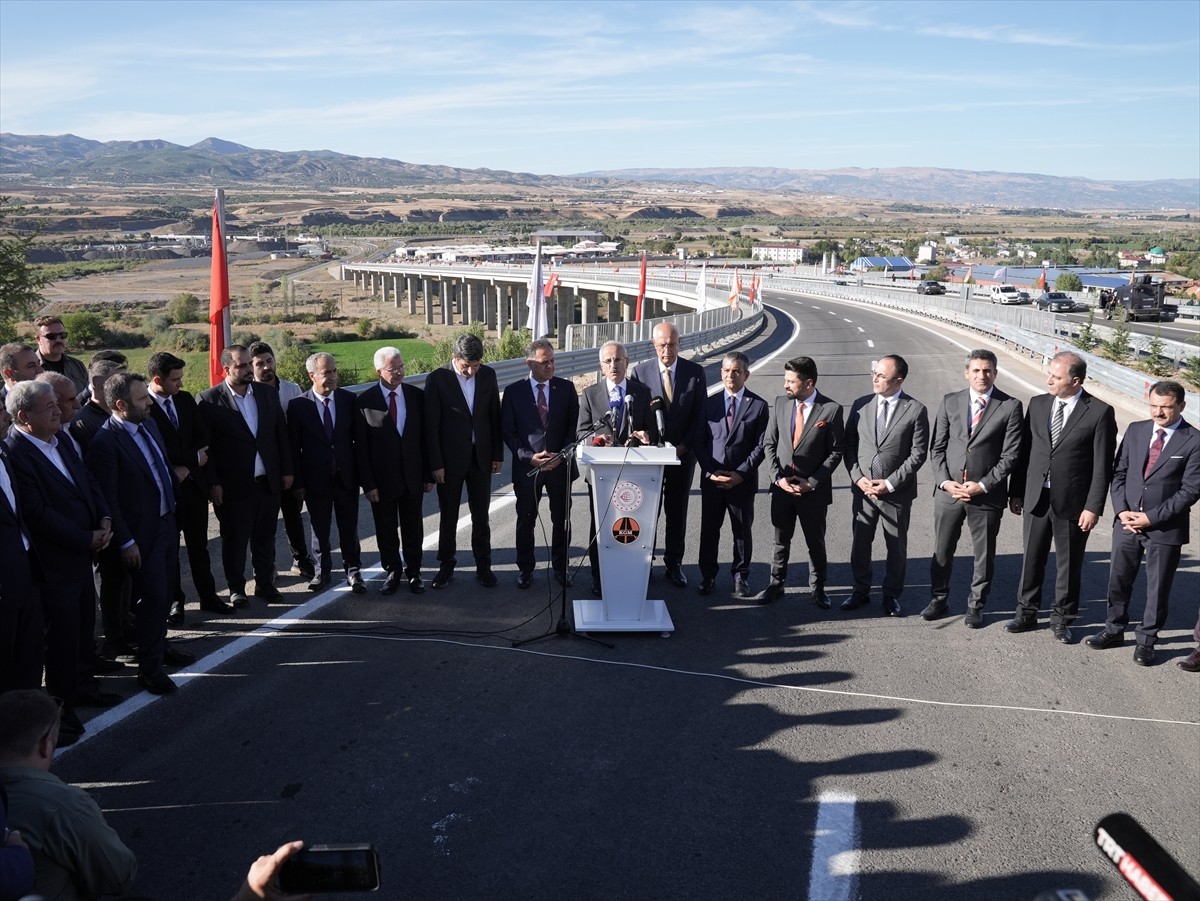 Ulaştırma ve Altyapı Bakanı Abdulkadir Uraloğlu, Bingöl'de temasları kapsamında Bingöl'ün Genç...