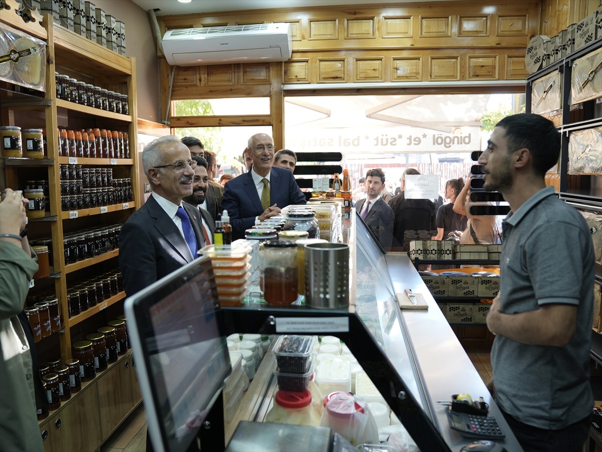 Ulaştırma ve Altyapı Bakanı Abdulkadir Uraloğlu, Bingöl'de temasları kapsamında Bingöl'ün Genç...