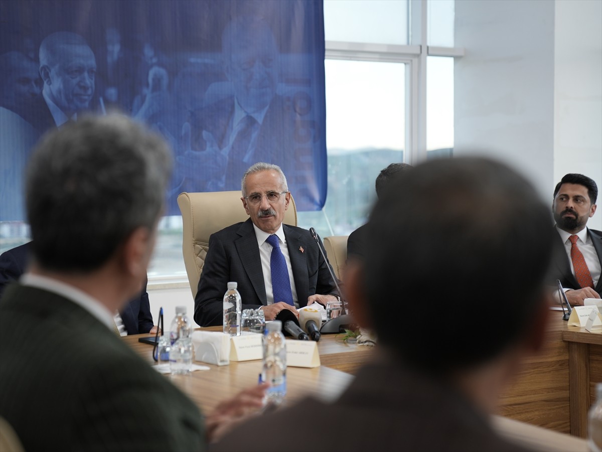 Ulaştırma ve Altyapı Bakanı Abdulkadir Uraloğlu (ortada), Bingöl Belediyesi Toplantı Salonu'nda...