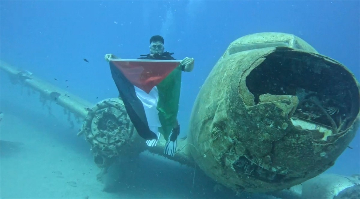 Antalya'nın Kaş ilçesinde dalış yapan Onur Uygun, uçak batığının bulunduğu bölgede Filistin...