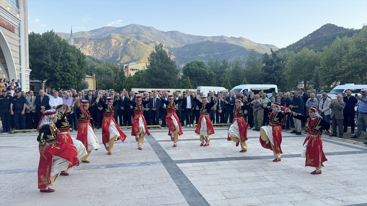 Artvin'de bu yıl üçüncüsü düzenlenen "Ardanuç Kültür Sanat Festivali" kortej yürüyüşüyle başladı....