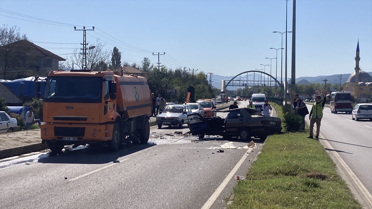 Bartın'da temizlik aracına çarpan otomobilin sürücüsü ağır yaralandı. Ekipler kaza mahallinde...