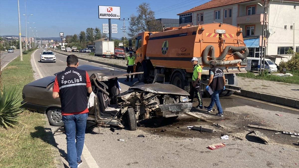 Bartın'da temizlik aracına çarpan otomobilin sürücüsü ağır yaralandı. Ekipler kaza mahallinde...