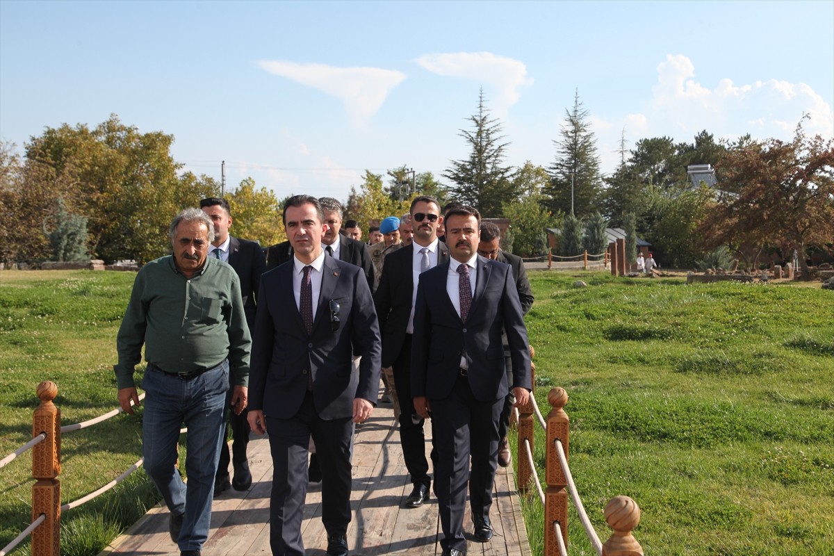 Bitlis Valisi Ahmet Karakaya (ortada), Ahlat ilçesindeki Selçuklu Meydan Mezarlığı'nı ziyaret...