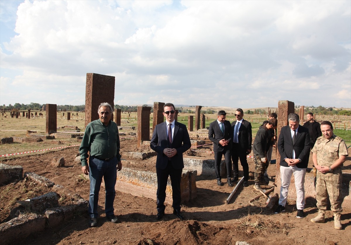 Bitlis Valisi Ahmet Karakaya (ortada), Ahlat ilçesindeki Selçuklu Meydan Mezarlığı'nı ziyaret...