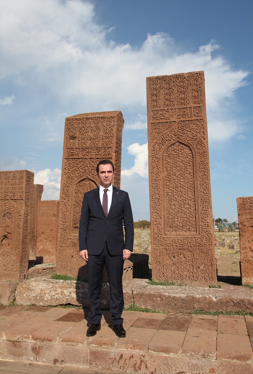 Bitlis Valisi Ahmet Karakaya (ortada), Ahlat ilçesindeki Selçuklu Meydan Mezarlığı'nı ziyaret...