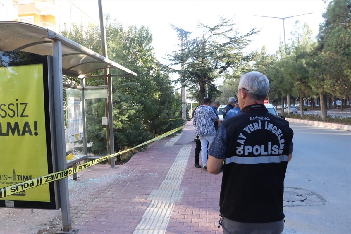 Burdur'da otobüs durağında beklerken bir kişinin av tüfeğiyle ateş açtığı kadın yaralanarak...