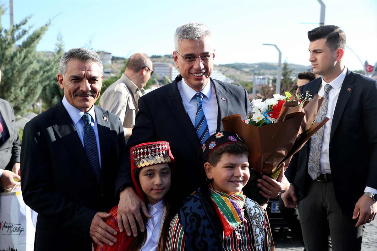 Çeşitli programlara katılmak üzere Yozgat'a gelen Sağlık Bakanı Kemal Memişoğlu, Valiliği ziyaret...