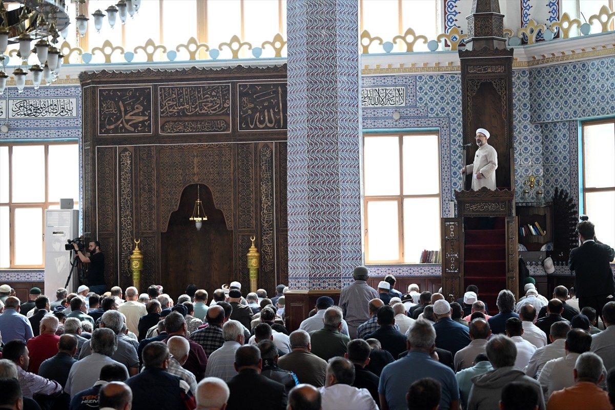 Diyanet İşleri Başkanı Ali Erbaş, Kırşehir Hoca Ahmet Yesevi Camisi'nde hutbe irat etti, cuma...