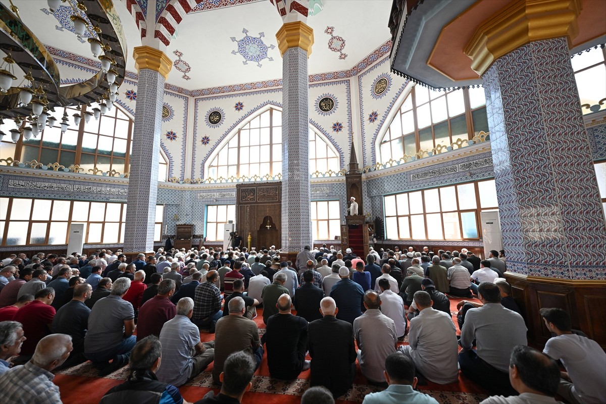 Diyanet İşleri Başkanı Ali Erbaş, Kırşehir Hoca Ahmet Yesevi Camisi'nde hutbe irat etti, cuma...