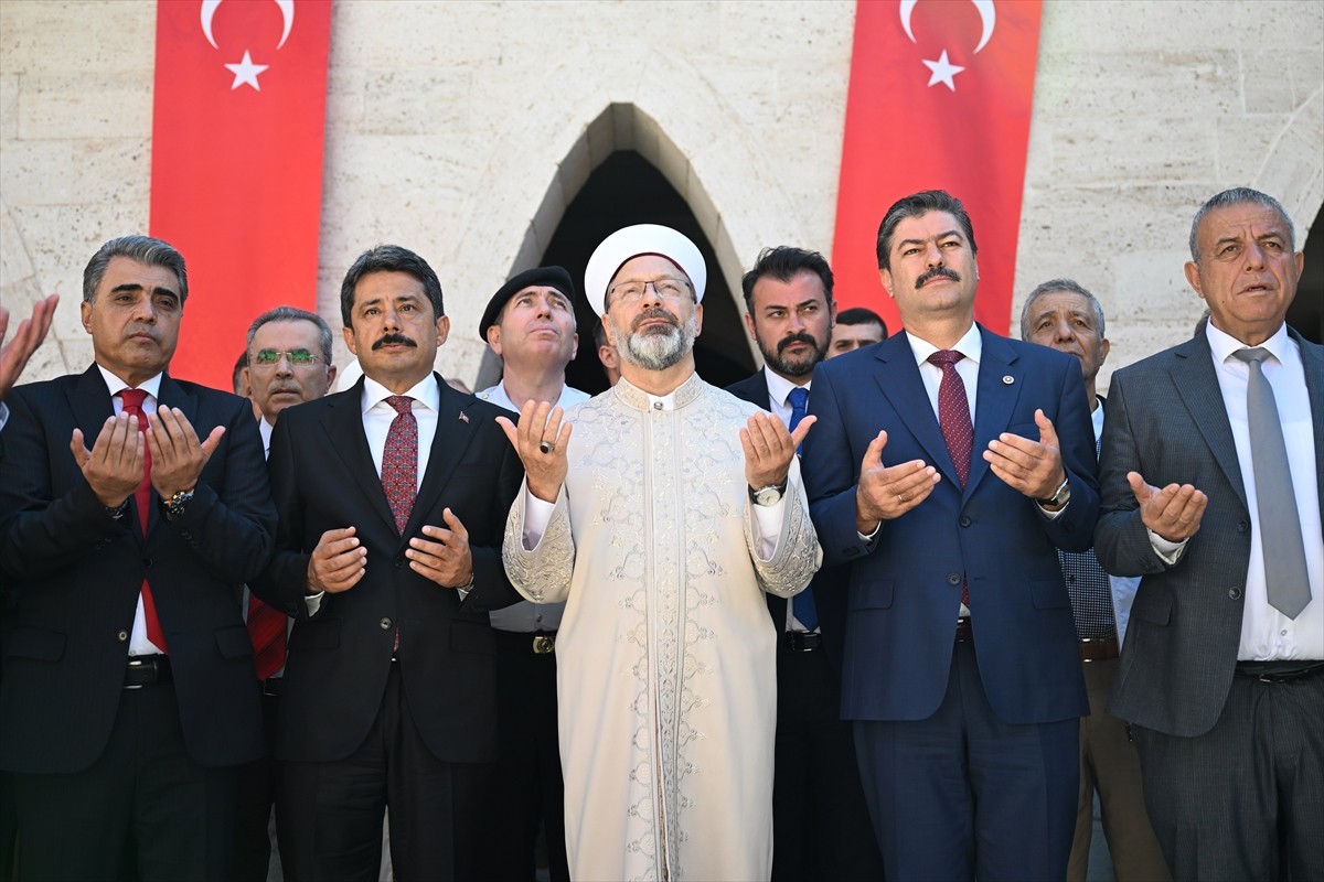 Diyanet İşleri Başkanı Ali Erbaş (ortada), Kırşehir'de 37. Ahilik Haftası kutlamaları kapsamında...