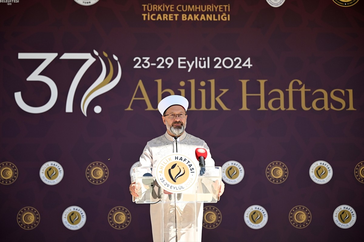 Diyanet İşleri Başkanı Ali Erbaş (ortada), Kırşehir'de 37. Ahilik Haftası kutlamaları kapsamında...