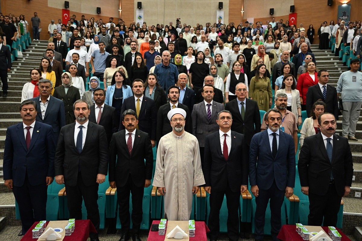 Diyanet İşleri Başkanı Ali Erbaş (ortada), Kırşehir'de Ahi Evran Üniversitesi Ahi Evran Kongre ve...