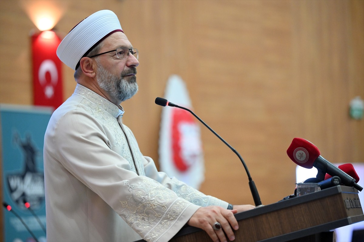 Diyanet İşleri Başkanı Ali Erbaş (ortada), Kırşehir'de Ahi Evran Üniversitesi Ahi Evran Kongre ve...