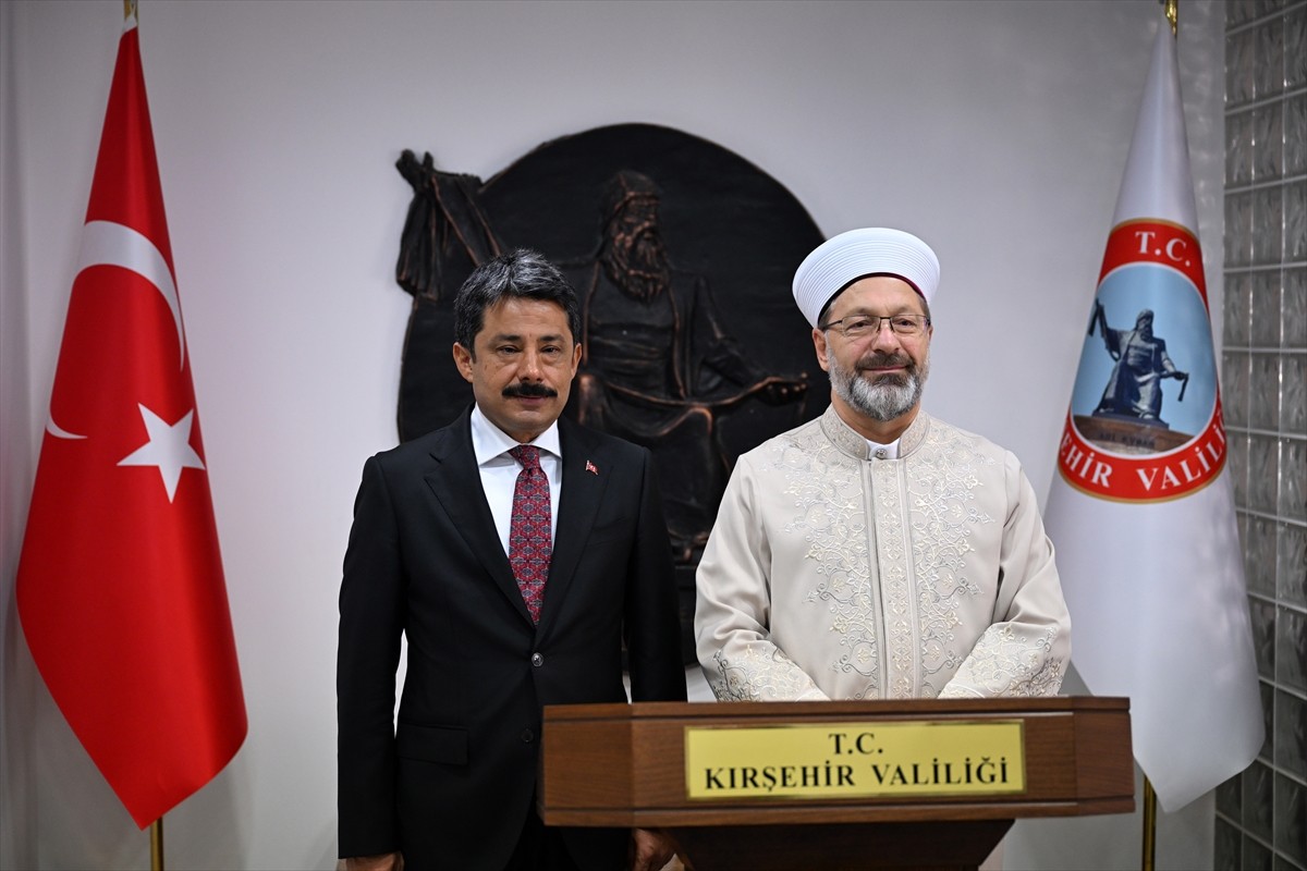 Diyanet İşleri Başkanı Ali Erbaş (sağda), Kırşehir Valisi Murat Sefa Demiryürek'i makamında...