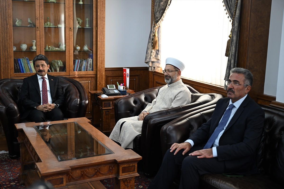 Diyanet İşleri Başkanı Ali Erbaş (sağda), Kırşehir Valisi Murat Sefa Demiryürek'i makamında...