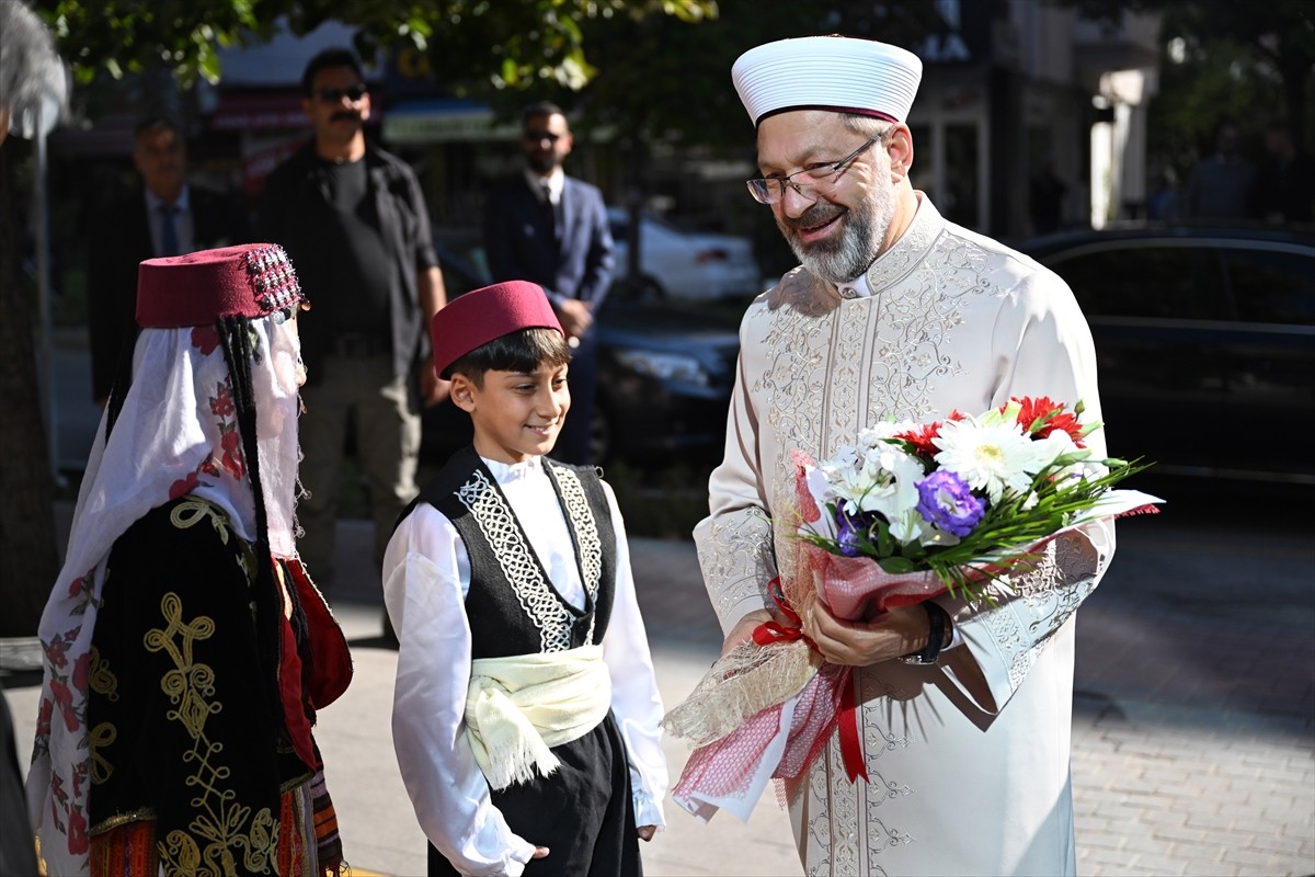 Diyanet İşleri Başkanı Ali Erbaş (sağda), Kırşehir Valisi Murat Sefa Demiryürek'i makamında...