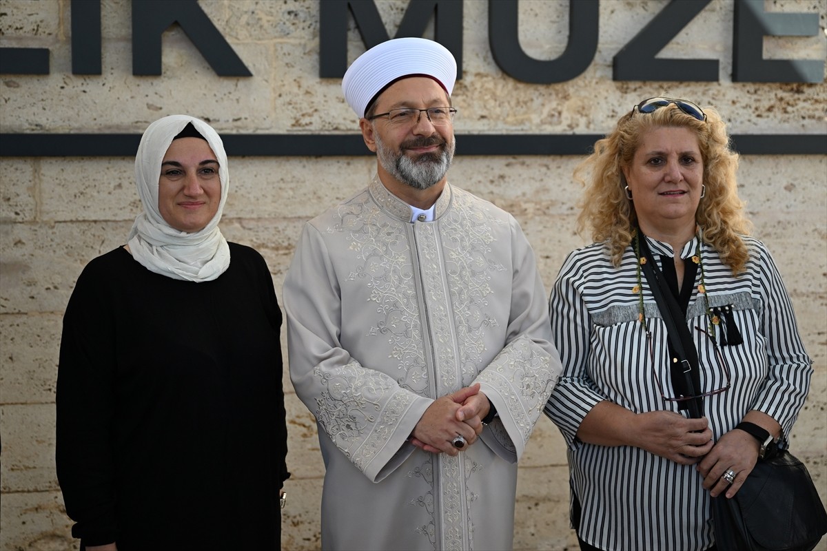 Diyanet İşleri Başkanı Erbaş (ortada), Kırşehir'de Kırşehir Ahilik Müzesi ile Ahi Evran Cami ve...