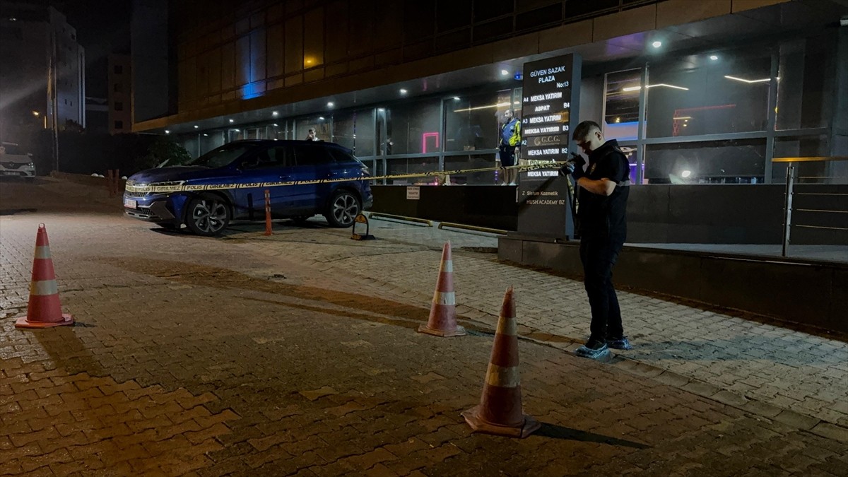 Eski milli futbolcu ve futbol yorumcusu Serhat Akın, Beykoz’da uğradığı silahlı saldırıda...