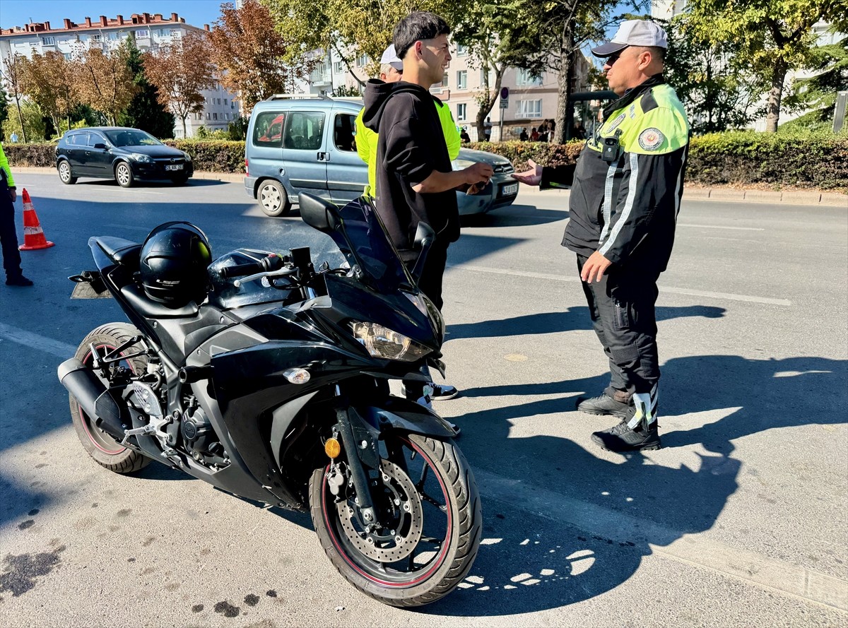 Eskişehir'de polis ekipleri motosiklet sürücülerine yönelik denetim yaptı. İl Emniyet Müdürlüğü...