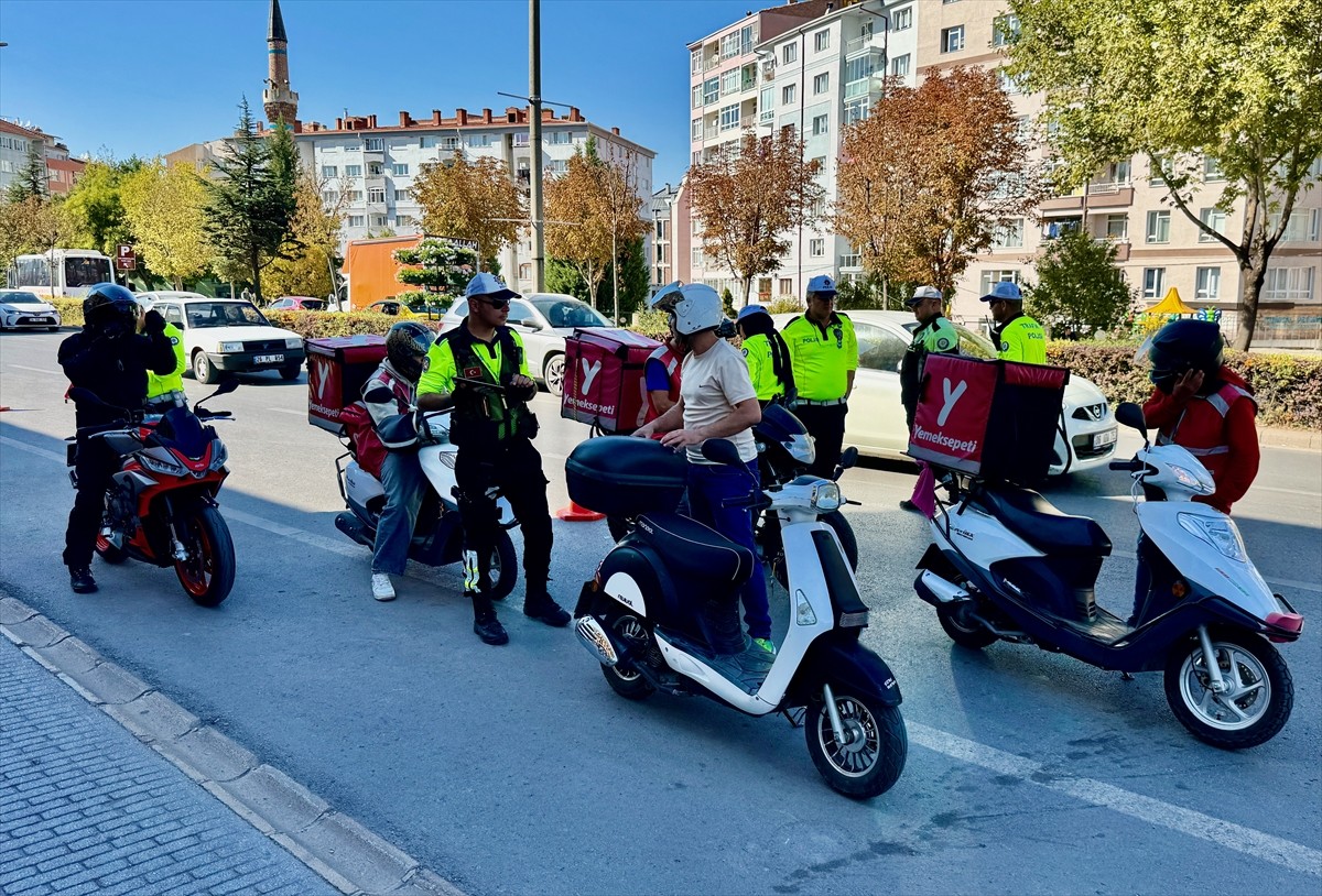 Eskişehir'de polis ekipleri motosiklet sürücülerine yönelik denetim yaptı. İl Emniyet Müdürlüğü...