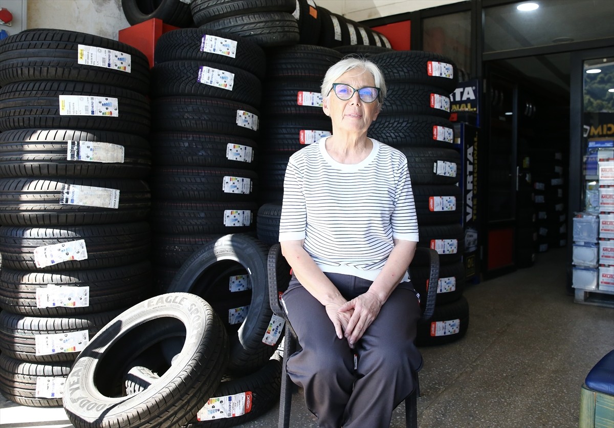 Giresun'da "Yılın Ahisi" seçilen Dilek Emine Domaçoğlu, 40 yıldır motorlu araç ön düzen ayarcılığı...