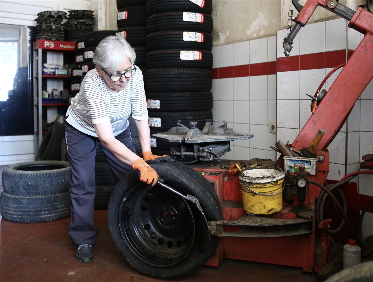 Giresun'da "Yılın Ahisi" seçilen Dilek Emine Domaçoğlu, 40 yıldır motorlu araç ön düzen ayarcılığı...