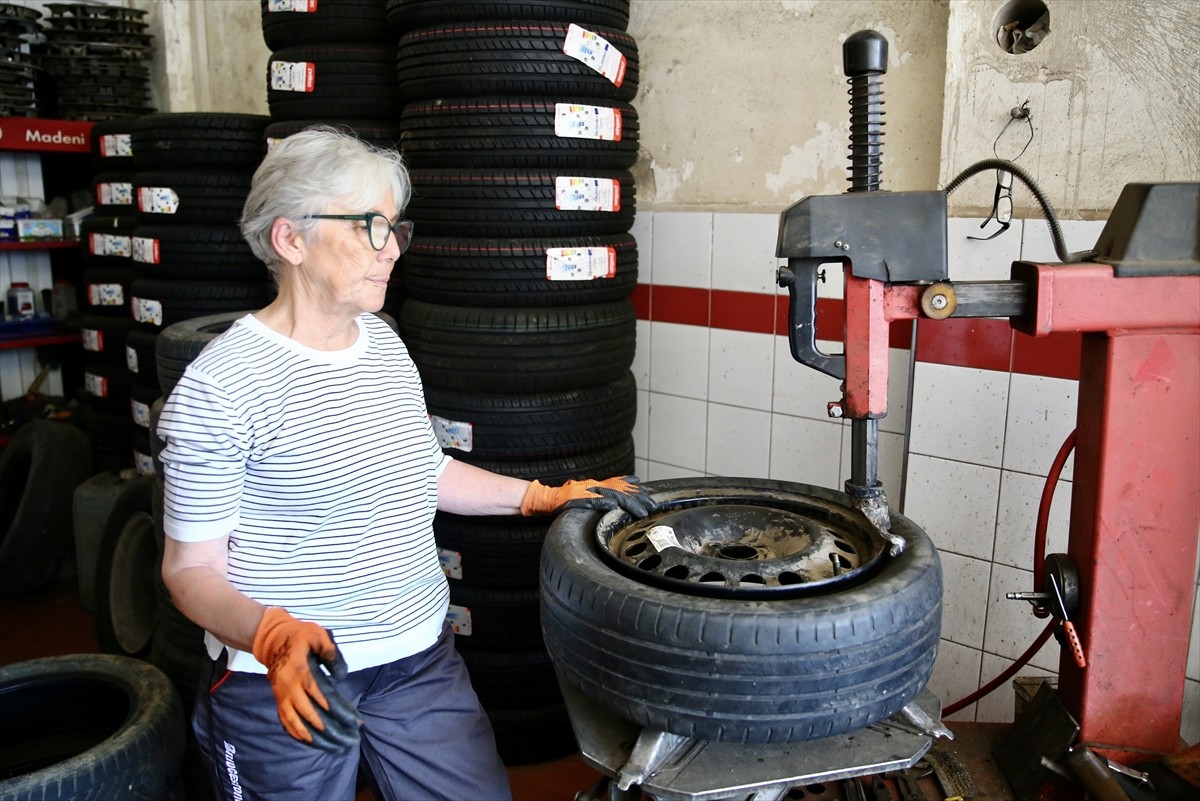 Giresun'da "Yılın Ahisi" seçilen Dilek Emine Domaçoğlu, 40 yıldır motorlu araç ön düzen ayarcılığı...