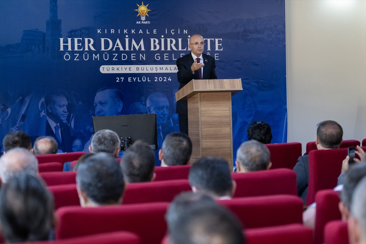 Hazine ve Maliye Bakanı Mehmet Şimşek (ortada), Kırıkkale Organize Sanayi Bölgesi'nde iş dünyası...