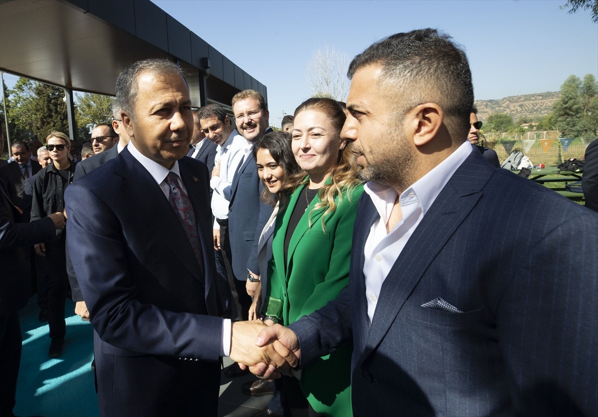 İçişleri Bakanı Ali Yerlikaya (solda), Aydın programı kapsamında AK Parti İl Başkanlığına geldi....