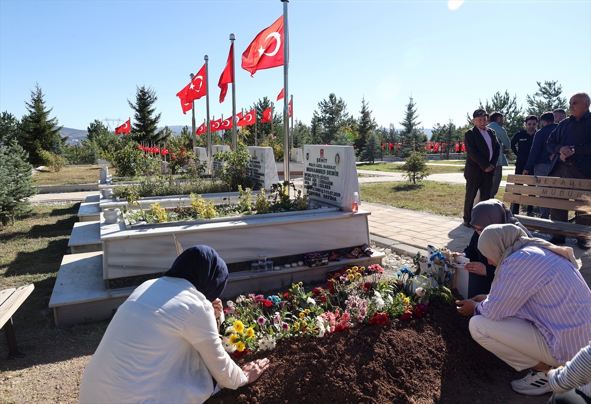 İstanbul Ümraniye'de uğradığı silahlı saldırıda şehit olan 27 yaşındaki polis memuru Şeyda...