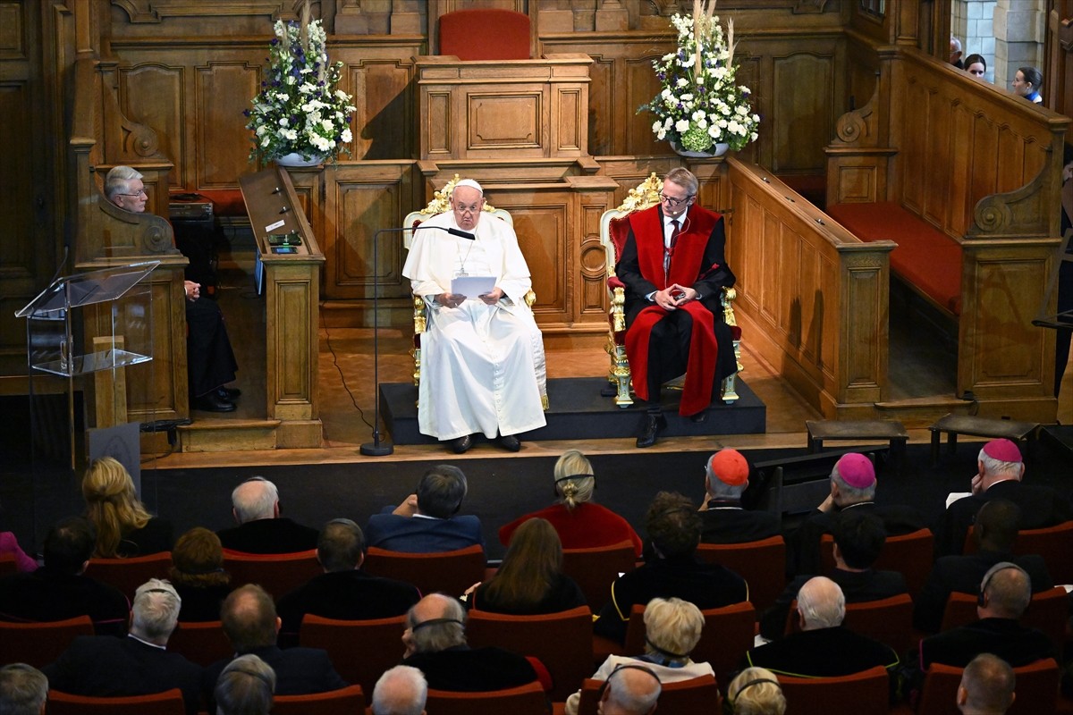 Katoliklerin ruhani lideri ve Vatikan Devlet Başkanı Papa Franciscus, Belçika'ya Katolik Leuven...