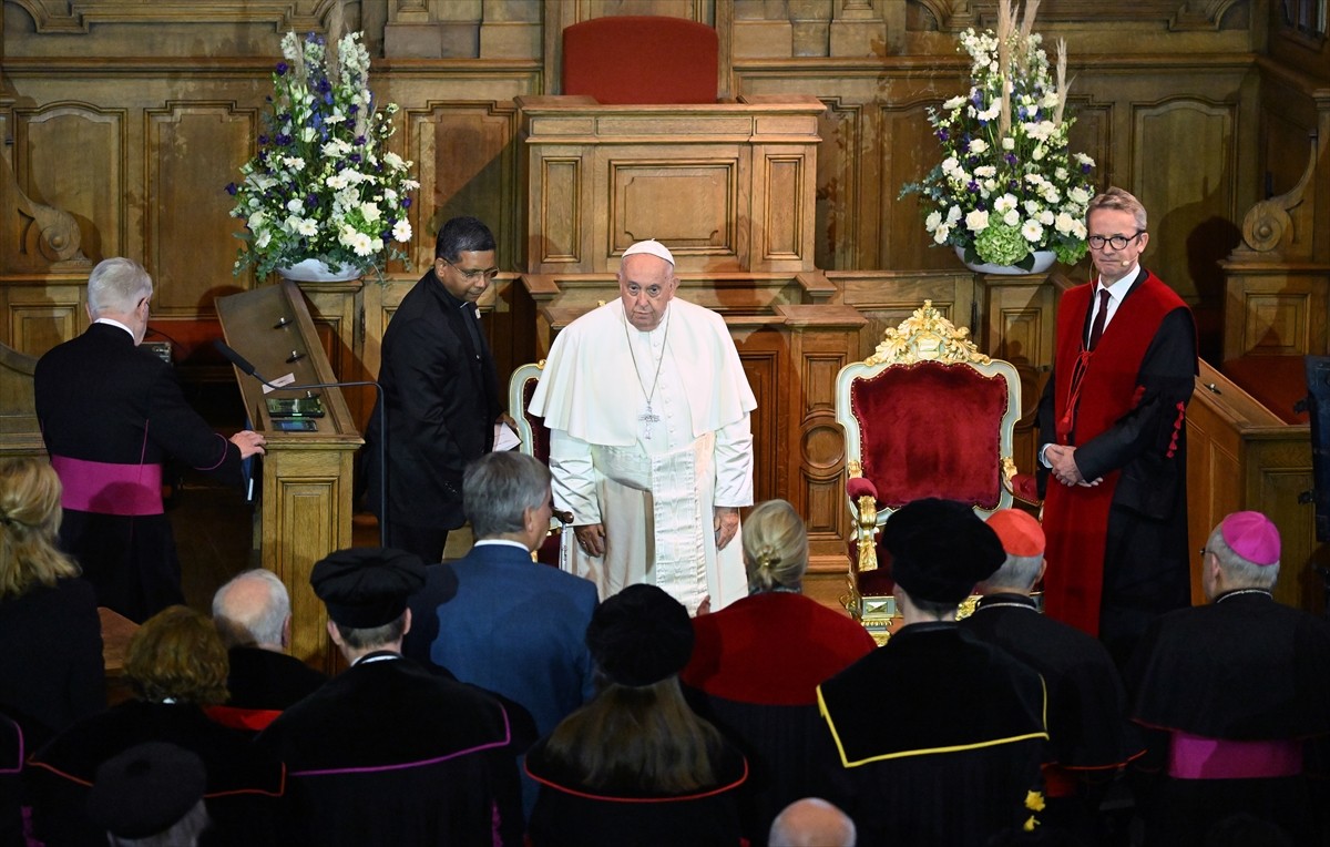 Katoliklerin ruhani lideri ve Vatikan Devlet Başkanı Papa Franciscus, Belçika'ya Katolik Leuven...