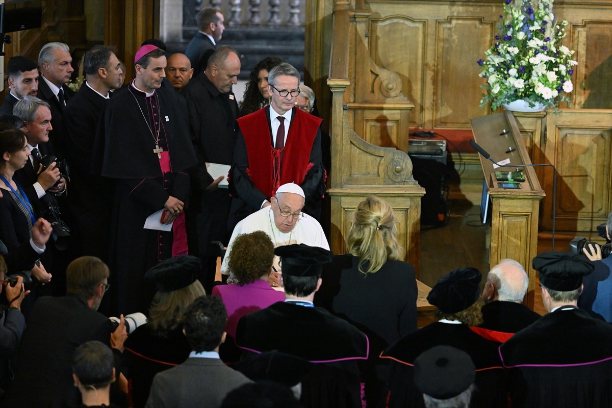 Katoliklerin ruhani lideri ve Vatikan Devlet Başkanı Papa Franciscus, Belçika'ya Katolik Leuven...