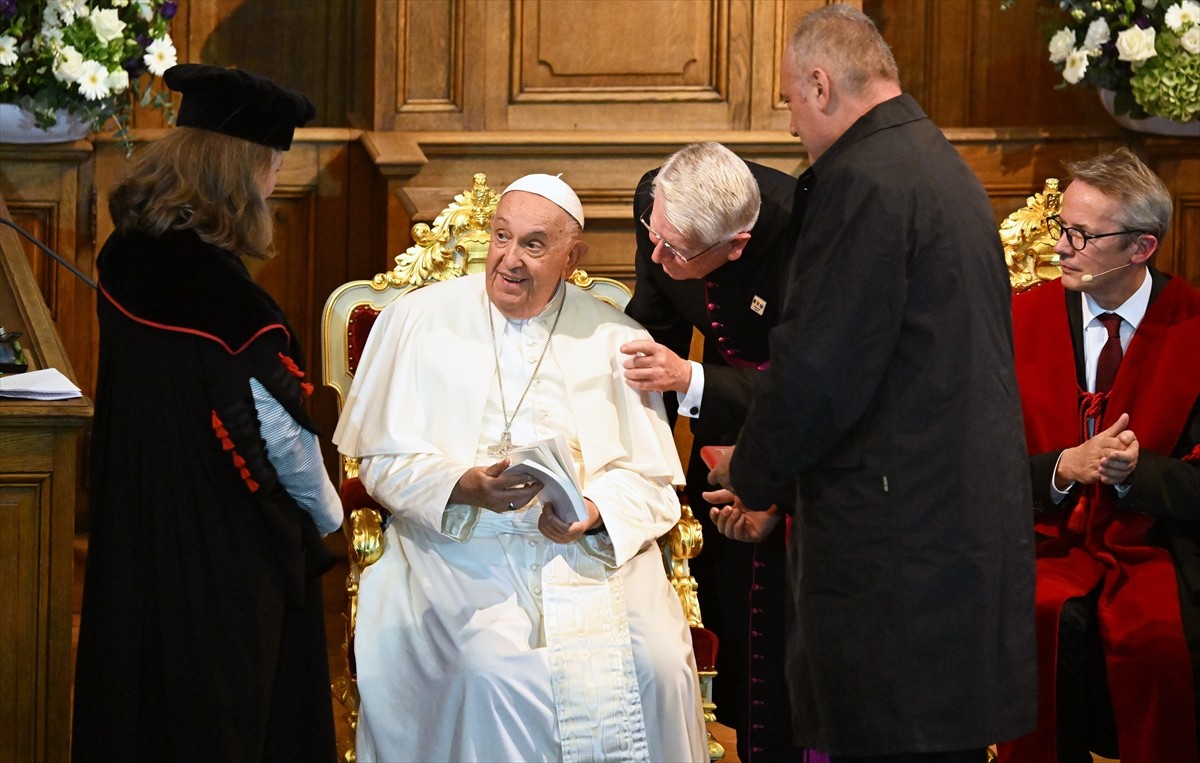 Katoliklerin ruhani lideri ve Vatikan Devlet Başkanı Papa Franciscus, Belçika'ya Katolik Leuven...